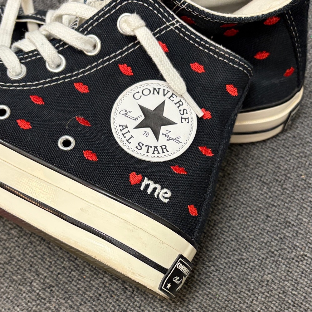 Converse Red Lip Sneakers 💋 - Picture 6 of 6